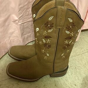 Pretty fall boots with beautiful design